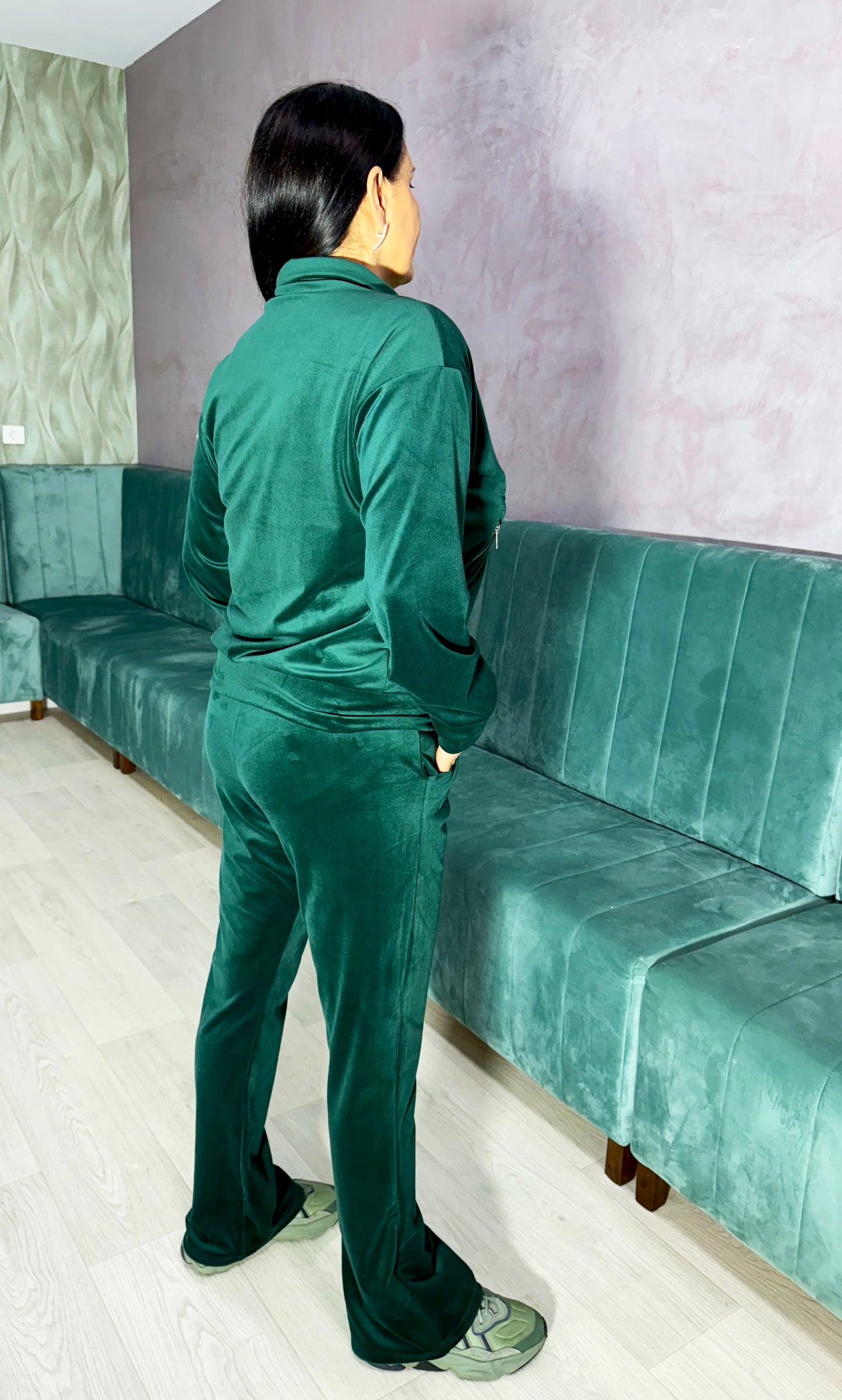 Trening verde de catifea cu pantaloni evazati